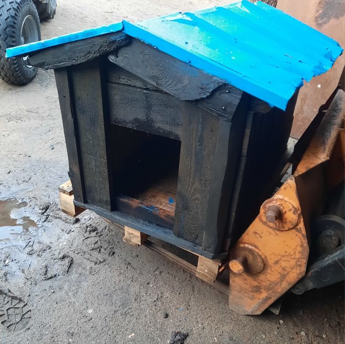 Buda dla psa z okienkiem