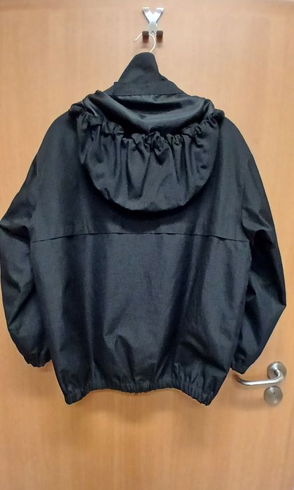 Kurtka przejściowa z kapturem przeciwdeszczowa