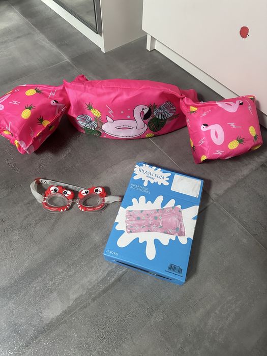 Kamizelka z rękawami do pływania + materac Sinsay i okulary
