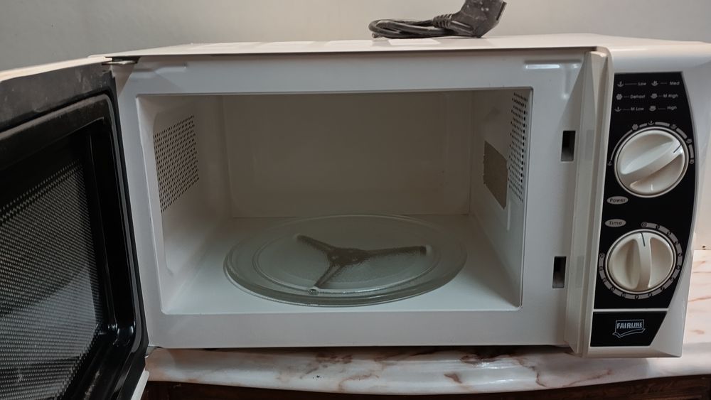 Microondas marca FIRLINE a funcionar perfeitamente, em perfeitas condi