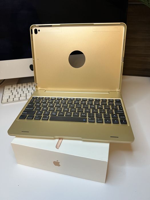 iPad 6. generacja 128 GB Wi-Fi + Cellular + Etui z klawiaturą