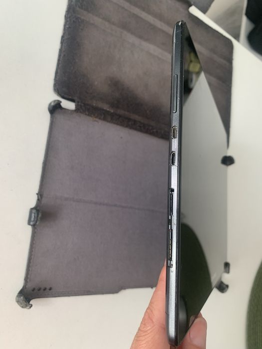 Планшет Lenovo з чохлом і зарядкою