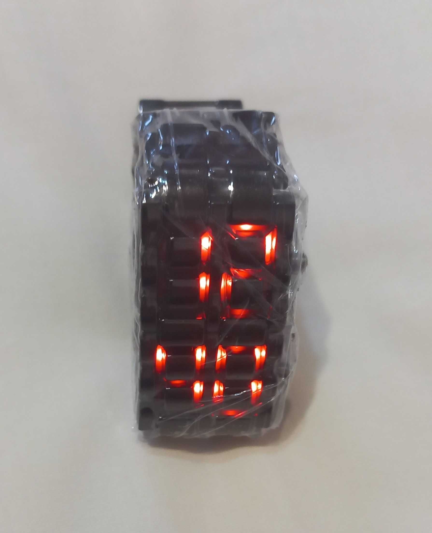 наручные электронные часы с красной подсветкой