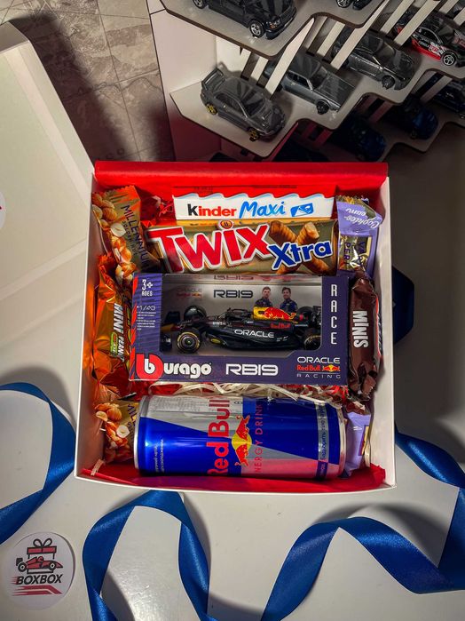 Подарунковий набір BOXBOX | Bburago F1 Red Bull RB19 Max Verstappen