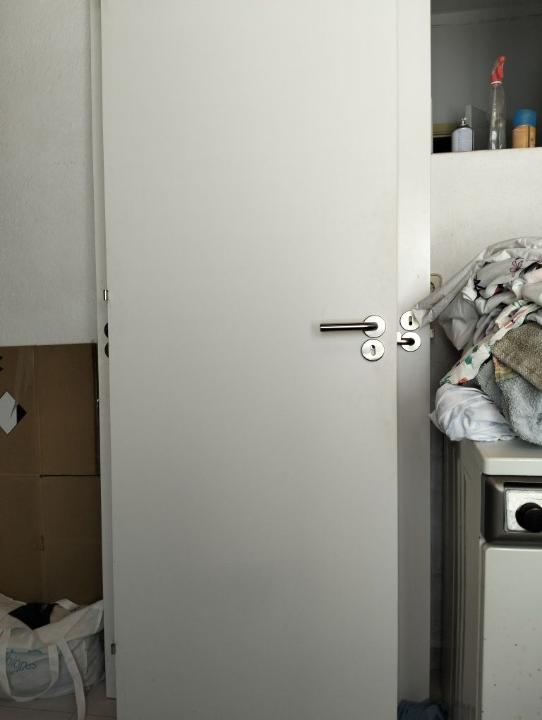 Três portas brancas