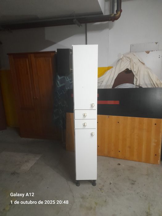Movel alto e estreito portas e gavetas