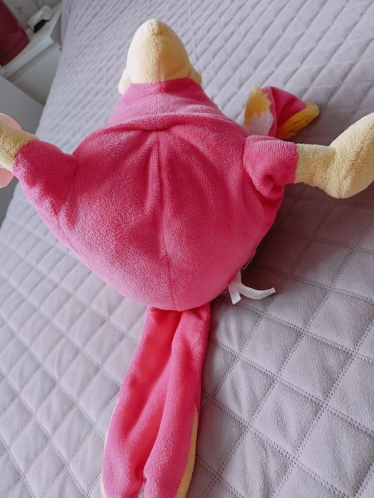 Maskotka ptak różowy siedzi