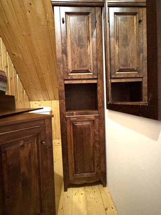 Zestaw mebli łazienkowych w natralnej drewnianej okleinie z umywalką .