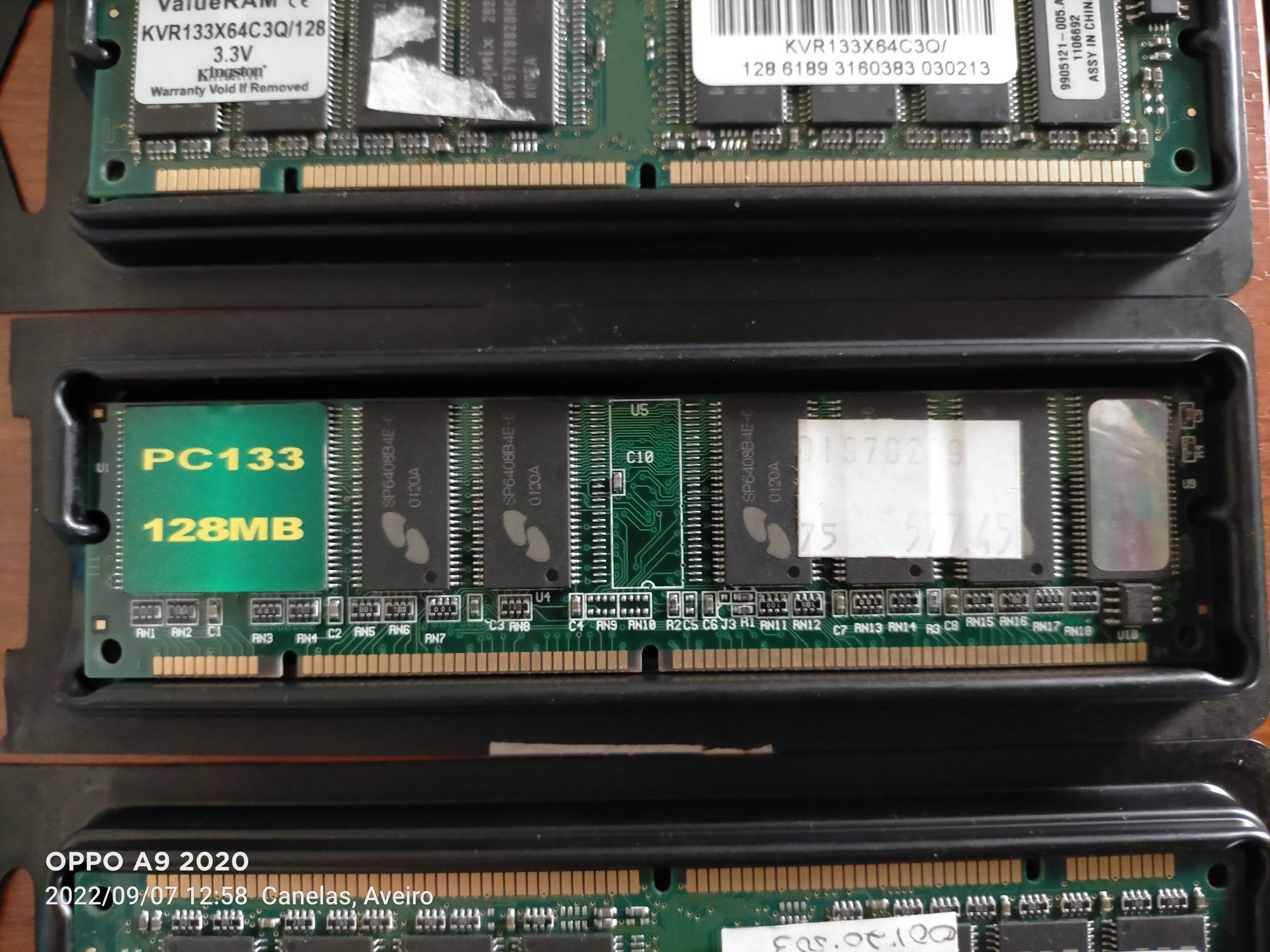 Memorias SDRAM diferentes marcas e capacidades.