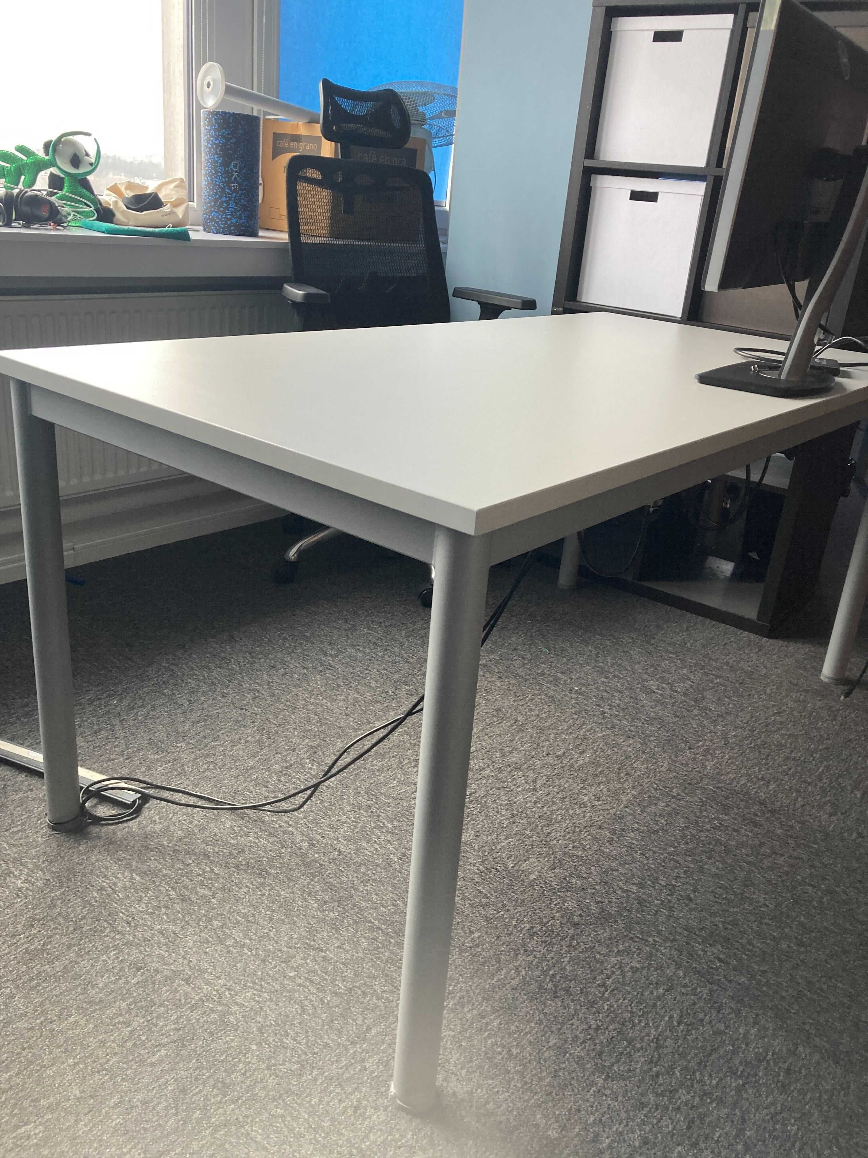 Solidne metalowe biurko, dobre do przestrzeni biurowej, szare