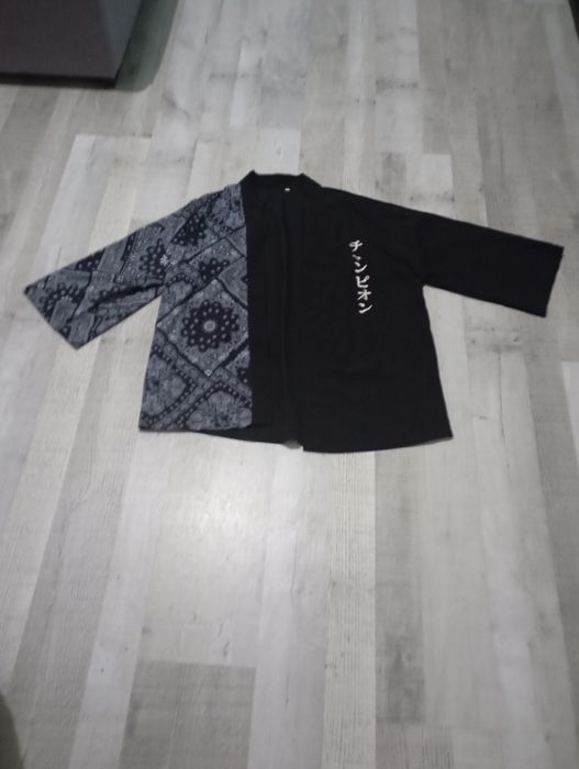 T-shirt preta com frase japonesa