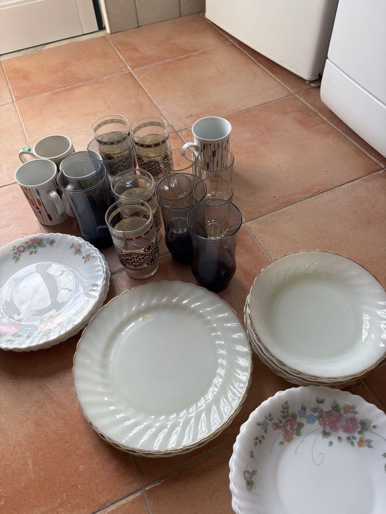 Conjunto loiça (copos, pratos e canecas)