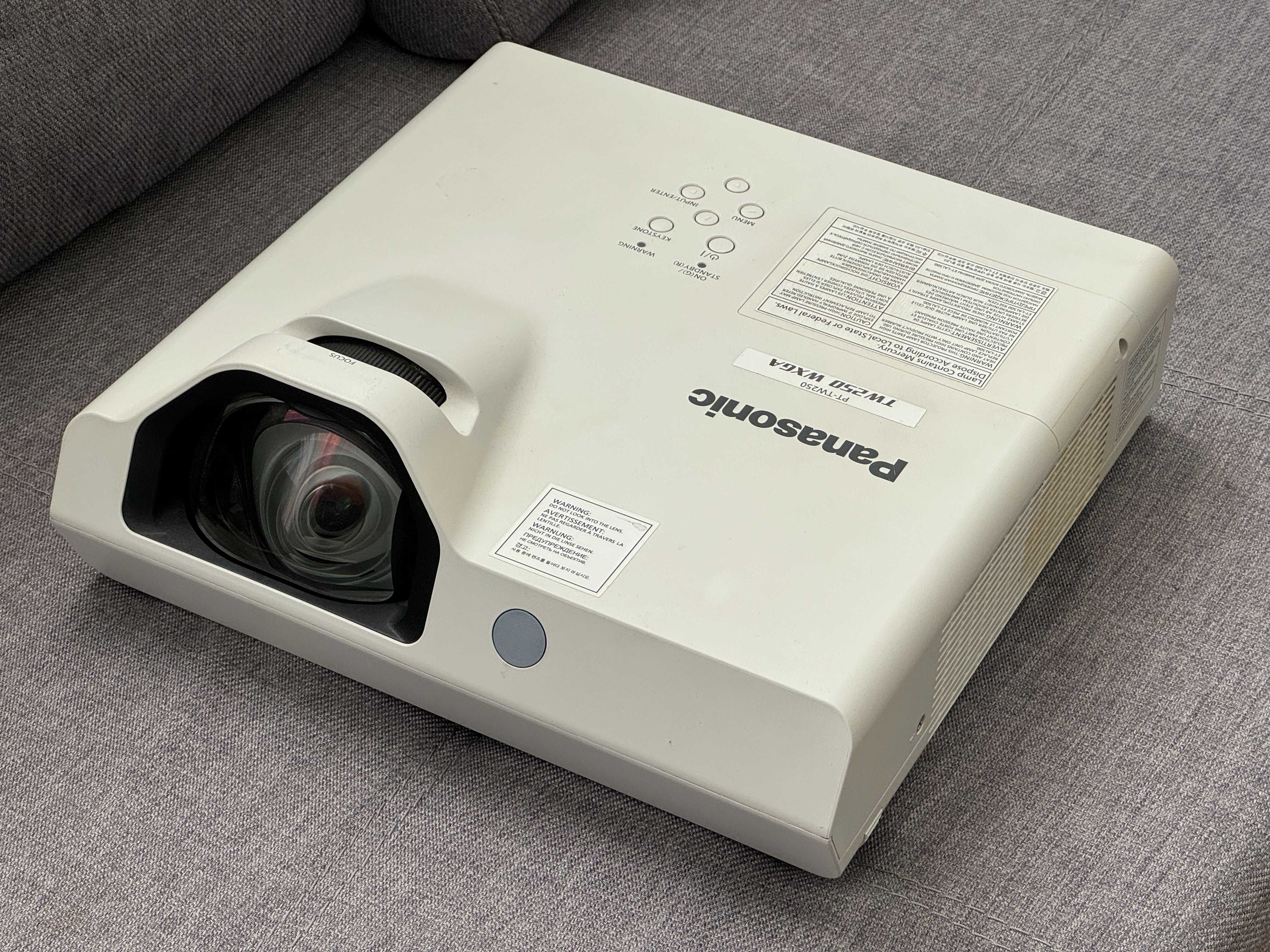 проектор Panasonic PT-TW250 для аудиторій