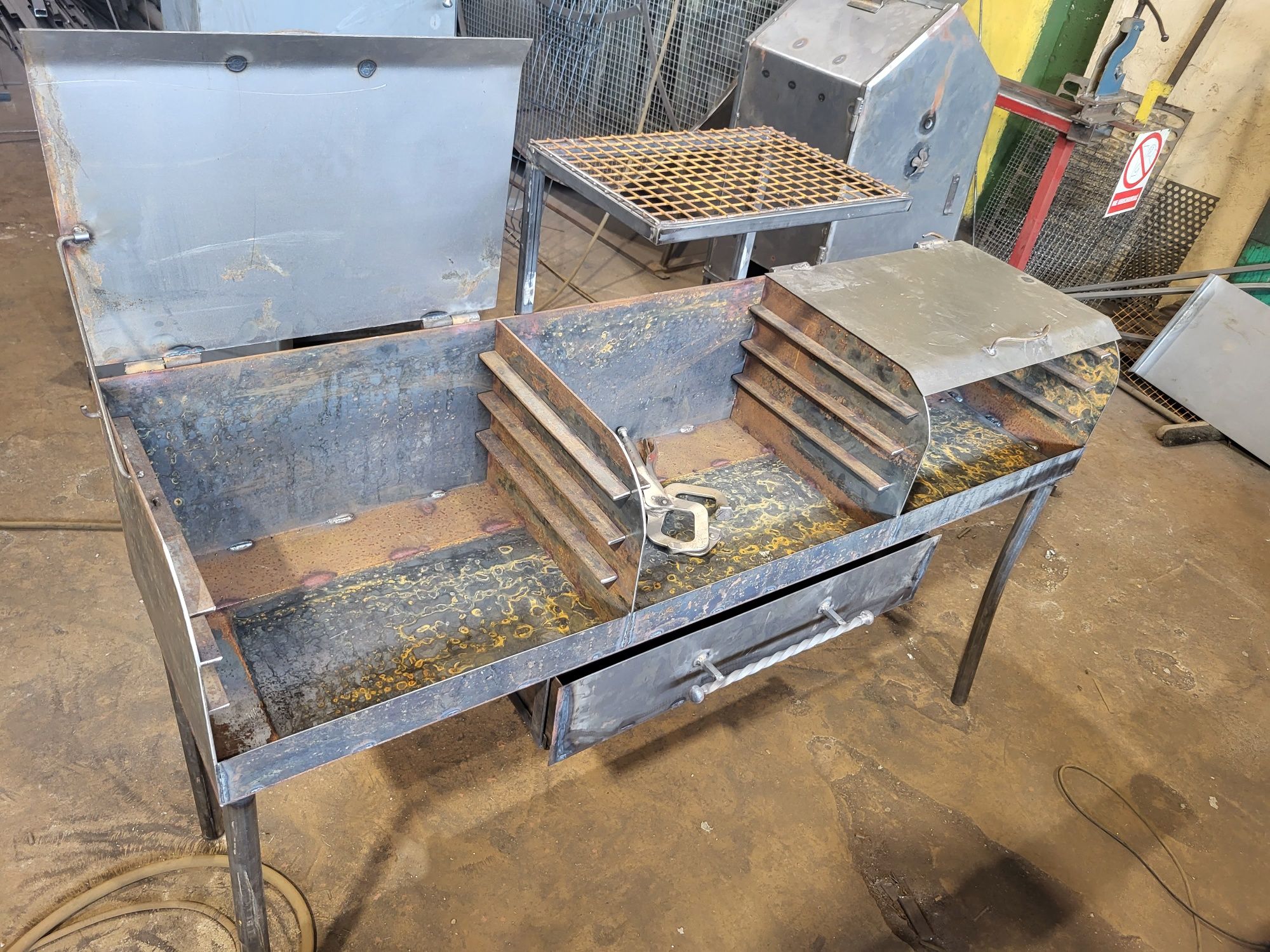 Duży biesiadny cateringowy grill
