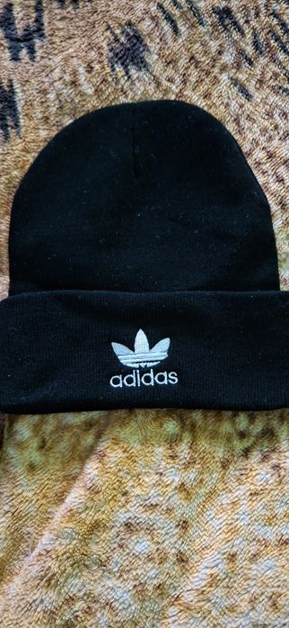 czarna  czapka zimowa z bialym logo marki Adidas, nowa.