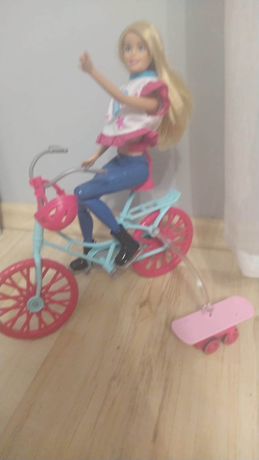 Lalka Barbie na rowerze