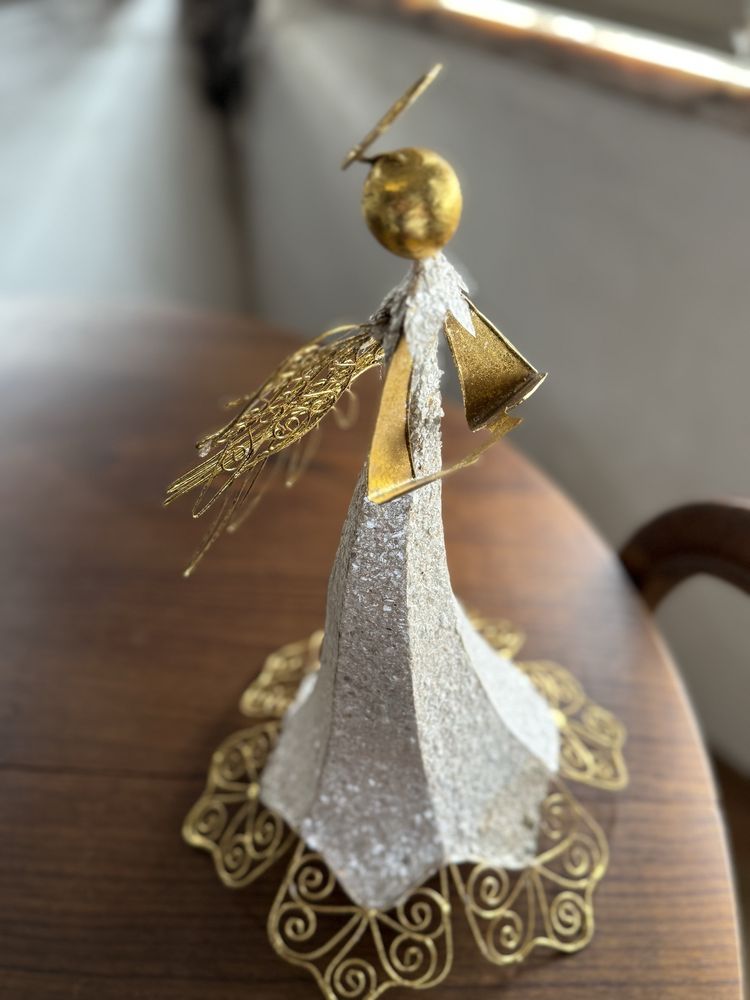 Anjo dourado e branco