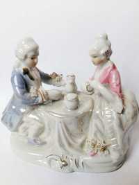 porcelanowa figurka para przy stoliku vintage