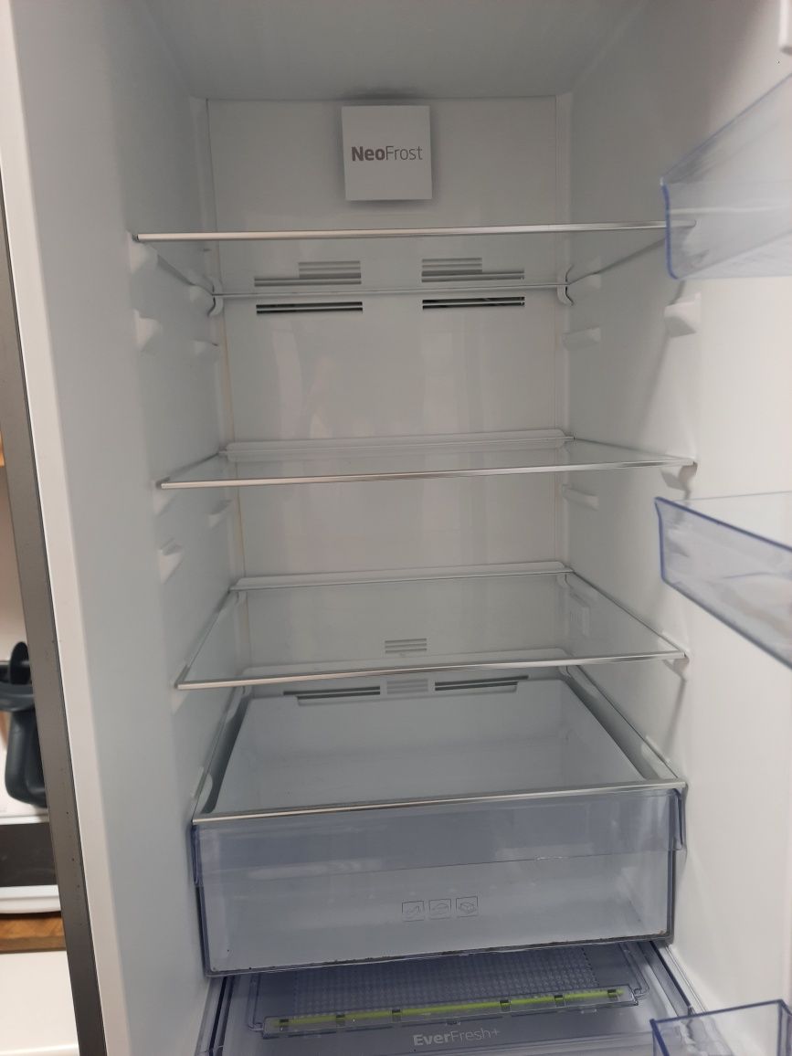 Lodówka beko  uszkodzona