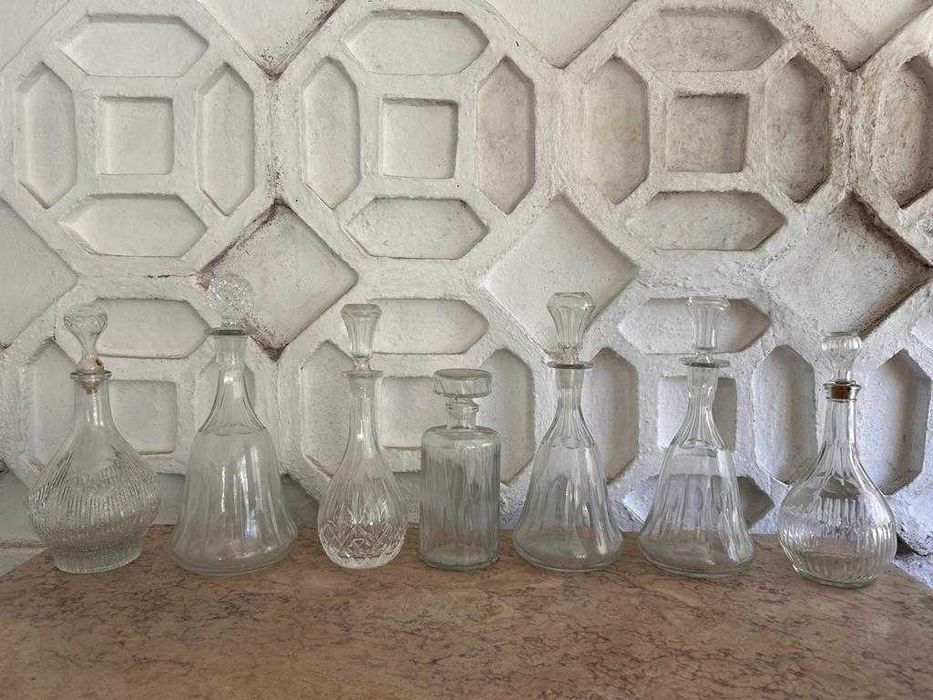 Conjunto de 7 garrafas de cristal com diferentes designs