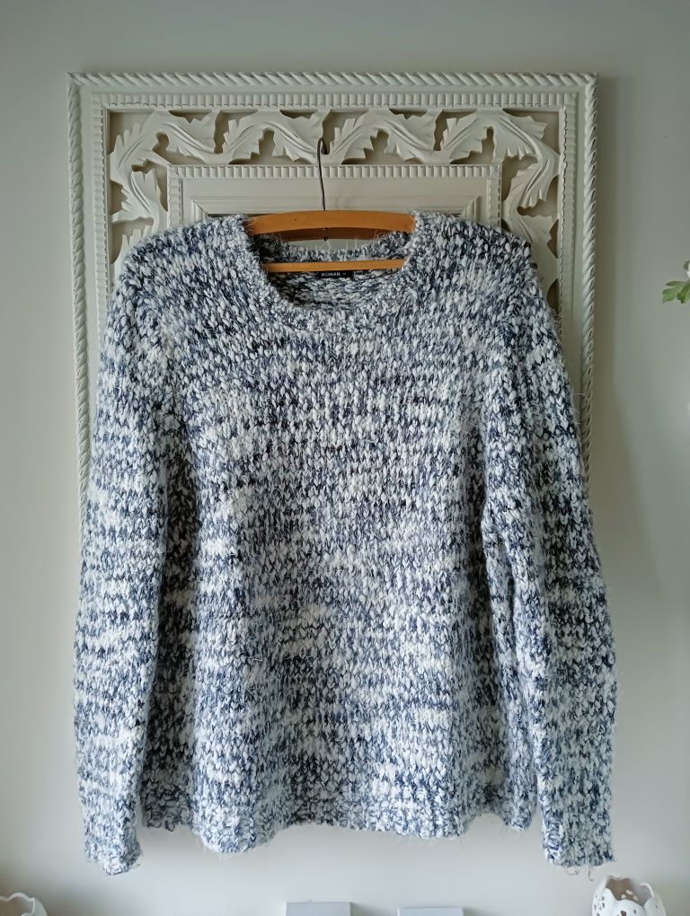 Sweter w tonacji bialo szafirowej z włóczki o grubym splocie