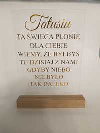 Tabliczka ta świeca płonie