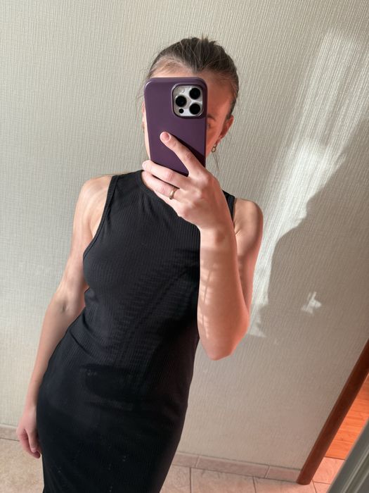 Жіноча сукня в рубчик, чорна