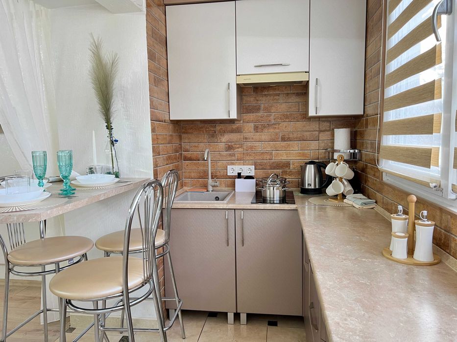 Студія. Дружба. Поруч озеро