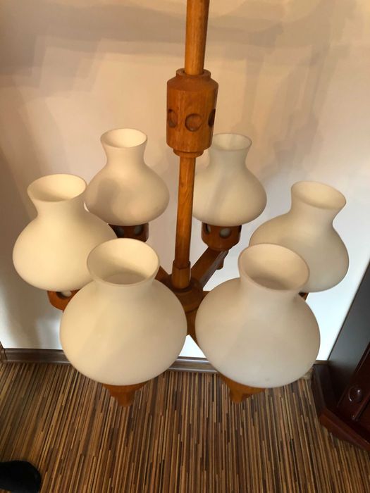 Stary żyrandol drewniany z białymi kloszami