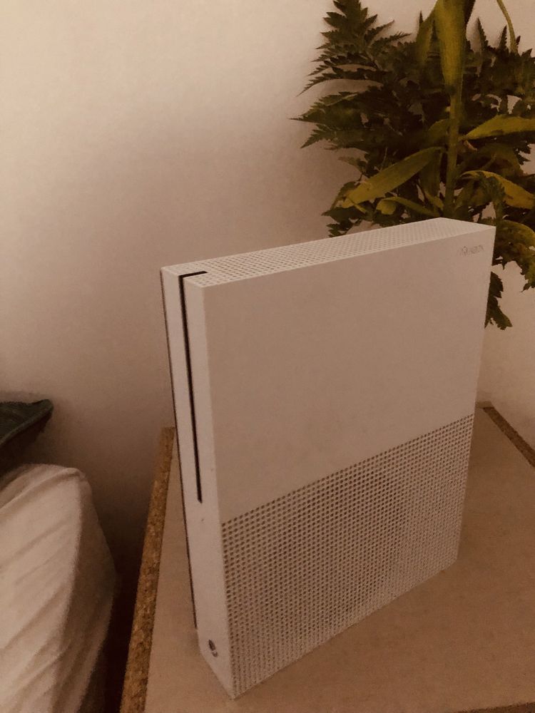 Xbox One S 1T com um manete