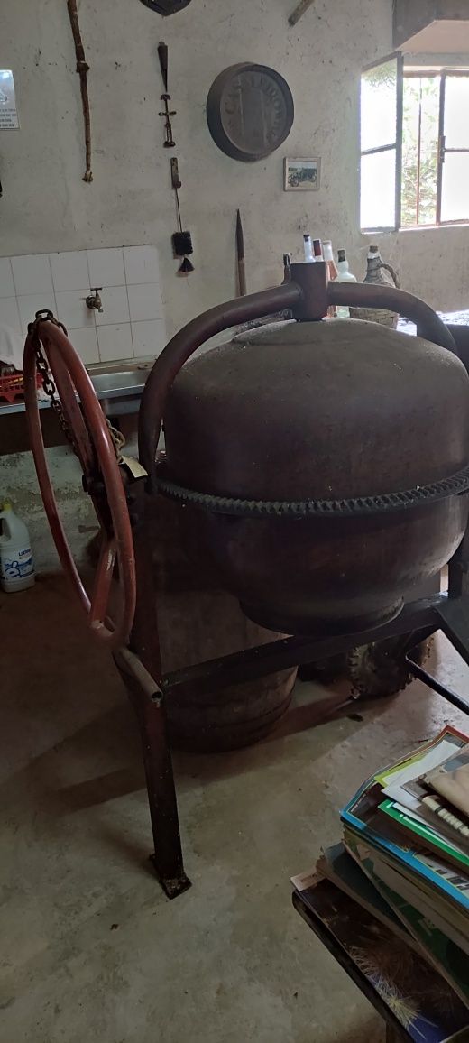Betoneira usada em bom estado 
Com poucas horas de trabalho .