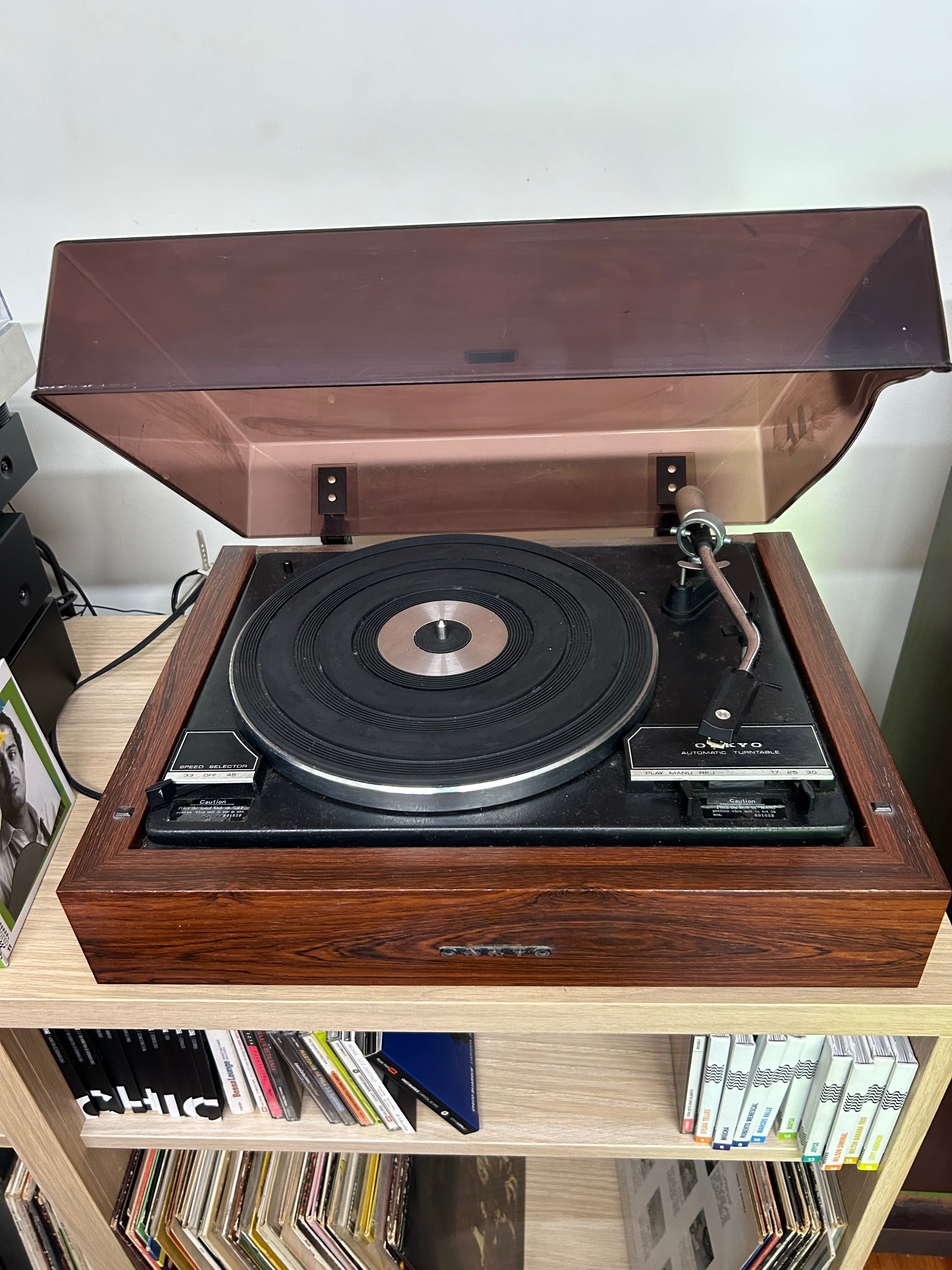 Gira disco Akai vintage a tocar na perfeição