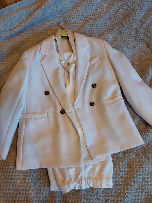 Biały garnitur. Dla chłopca. Komunia