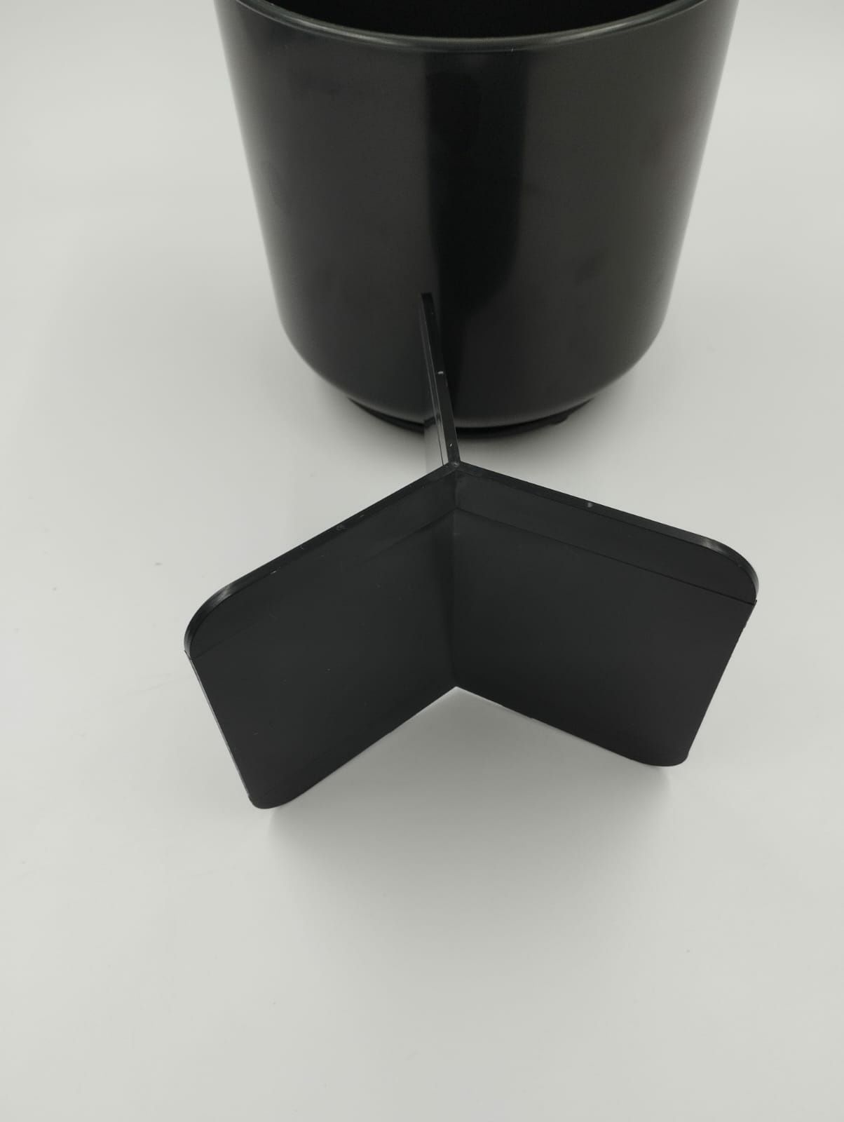 Obrotowy pojemnik na przybory kuchenne w kolorze czarnym