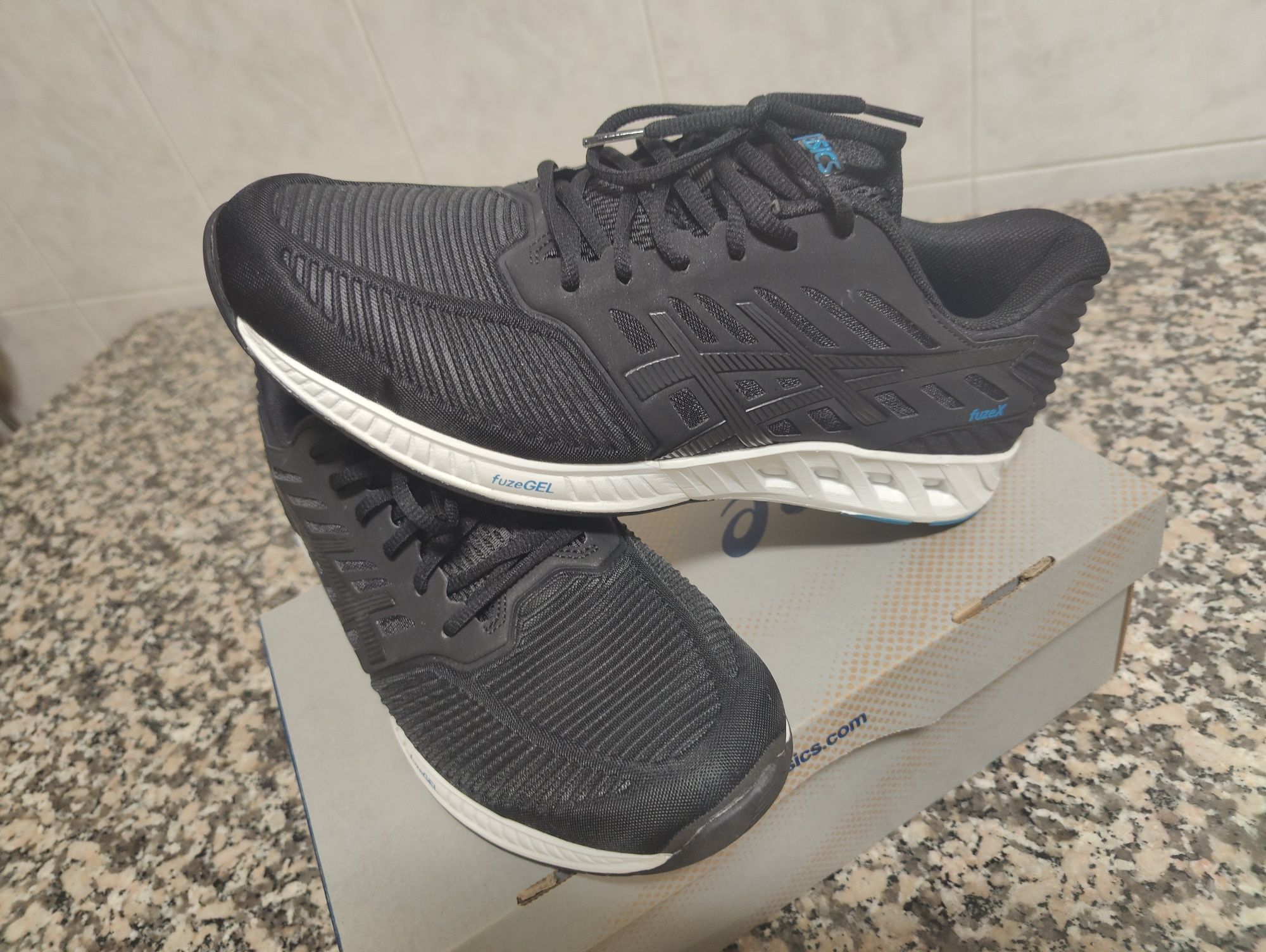 Sapatilhas de corrida ASICS fuzeX