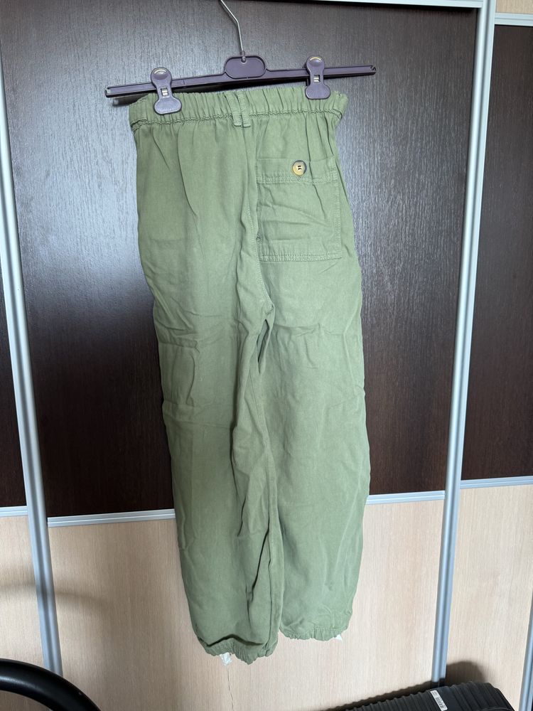 Zielone spodnie cienkie Bershka 36