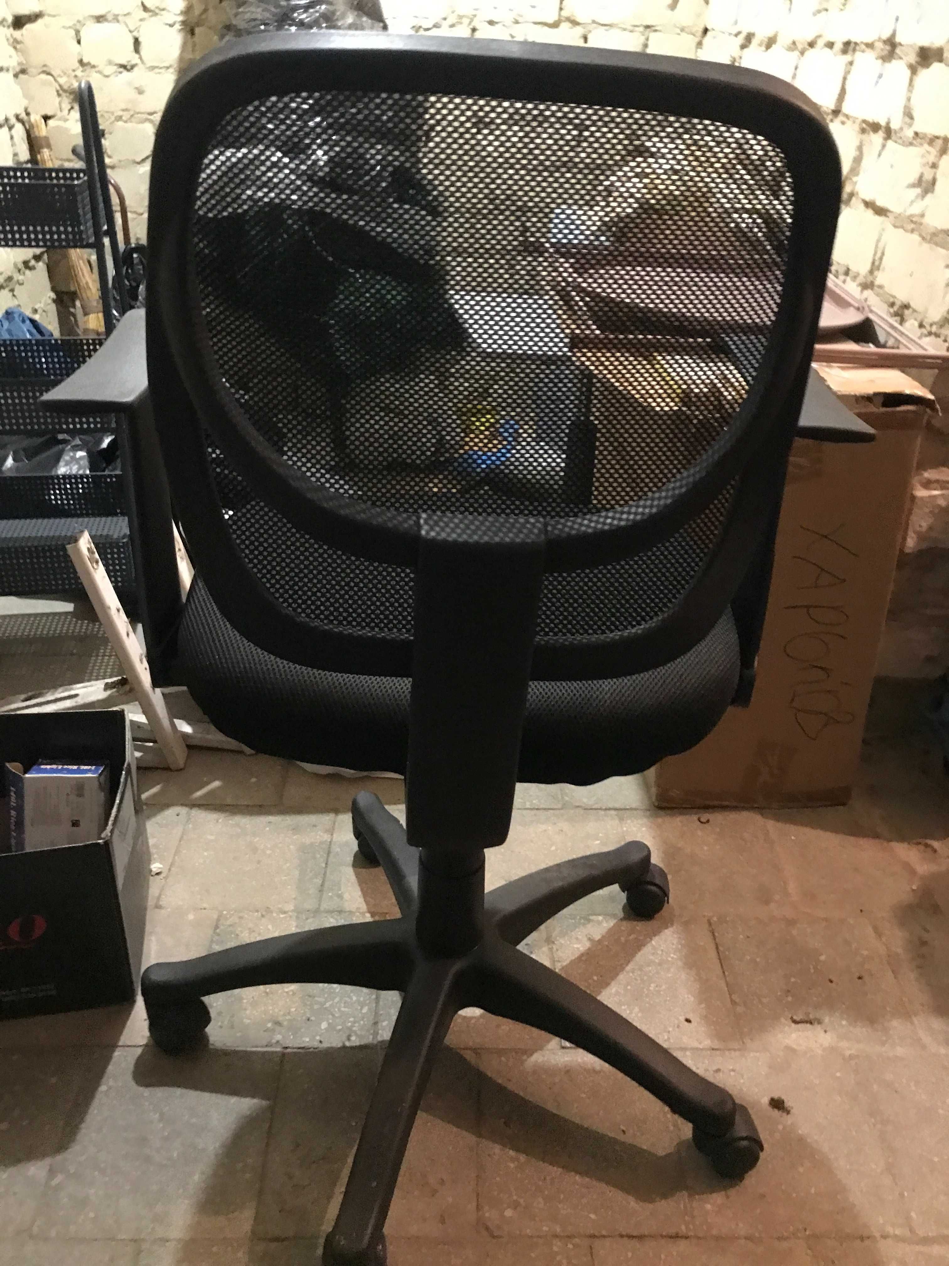 Кресло офисное  с подлокотниками сетка новое