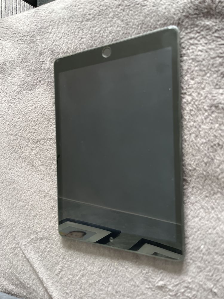 Ipad 8th gen A2270 32GB plus etui, szkło hartowane
