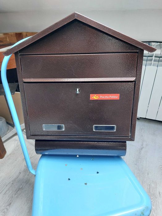 Skrzynka pocztowa na listy, brązowa z gazetownikiem