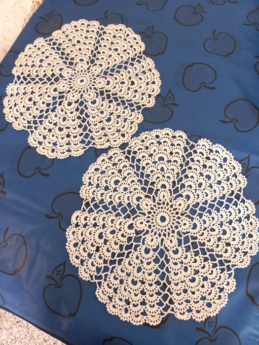 Conjunto de dois  naperons  em croché , feitos a mão, já  dos anos 60