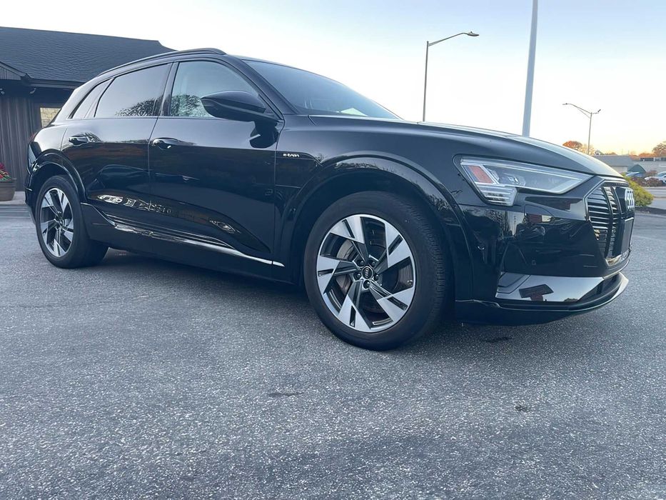 Audi e-tron      2023