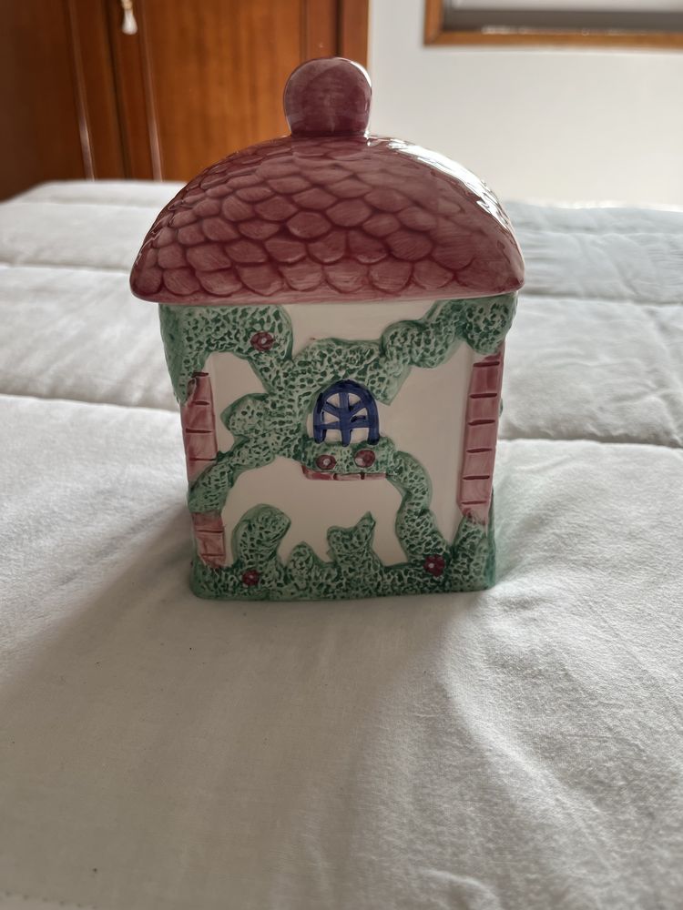 Pote da coleção “A casa de campo” da Avon