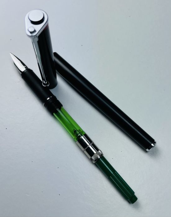 Caneta de tinteiro “Rotring 700”