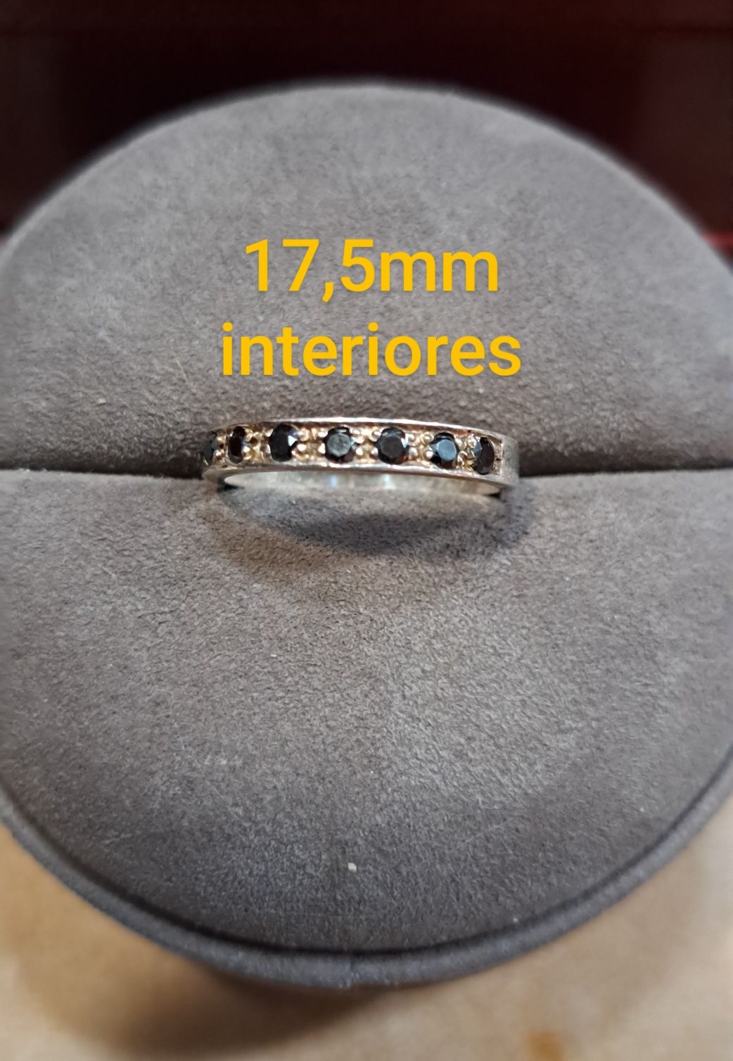 Anéis em Prata contrastada.