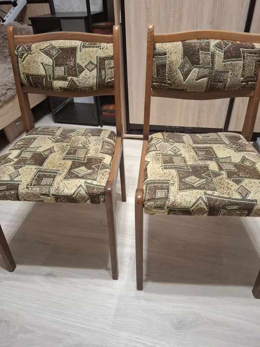 Продаю стол, 2 стула, 1 табурет