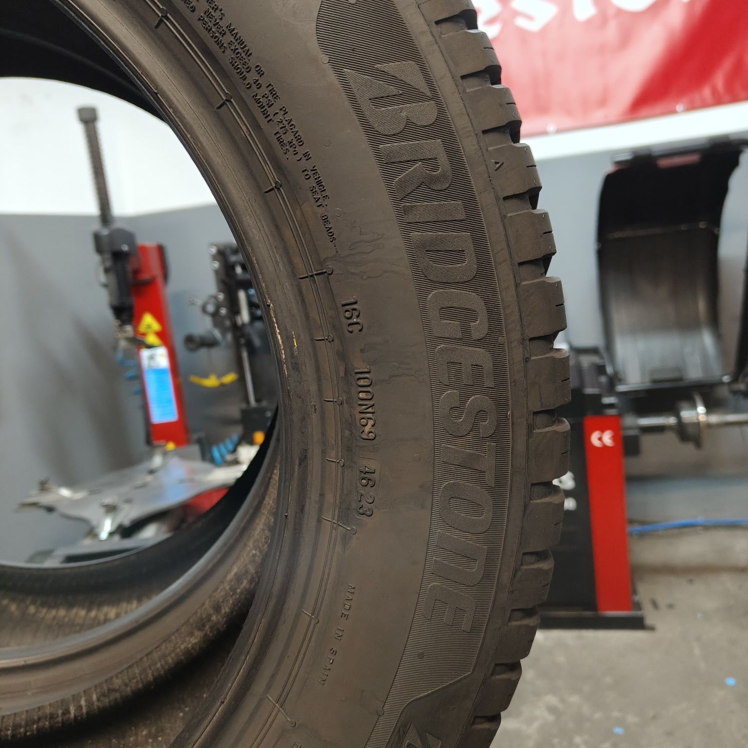 225/60/18 Sprzedam parę opon całorocznych Bridgestone