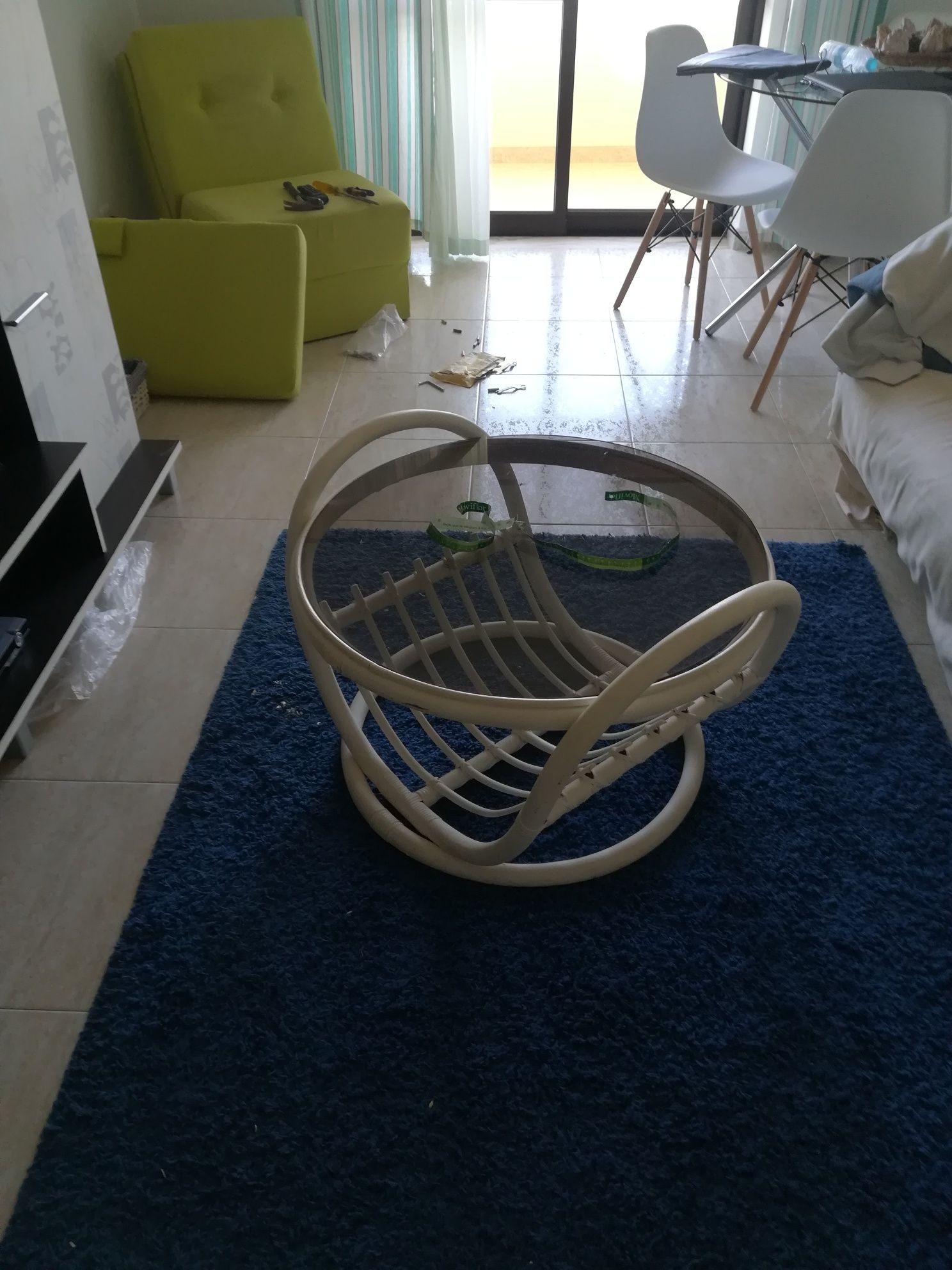 Mesa de apoio de sala em bambu verdadeiro e tampo de vidro