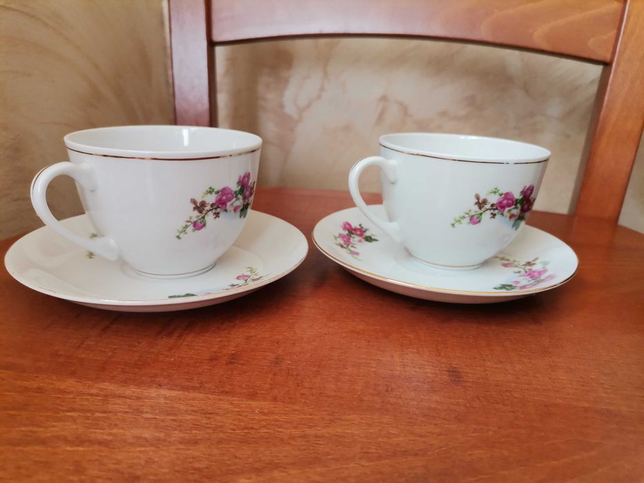 Dwie filiżanki ze spodkami