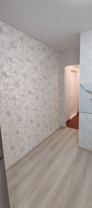 Поклейка обоев, укладка ламината.