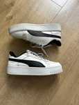 Białe skórzane sneakersy na platformie rozmiar 39